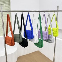 夏 軽量 小型バッグドラゴンフルーツナイロンオックスフォード布脇の下バッグファッショナブルなショルダーバッグ 2024 多用途の女性のバッグ