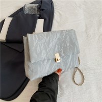 ファッショナブルなベルベットの質感のクロスボディ小さなバッグ女性のための春と夏の 2024 新しい多用途通勤チェーンバッグシングルショルダー小さなスクエアバッグ