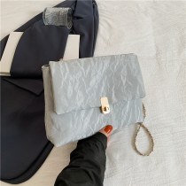 ファッショナブルなベルベットの質感のクロスボディ小さなバッグ女性のための春と夏の 2024 新しい多用途通勤チェーンバッグシングルショルダー小さなスクエアバッグ