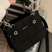 2024 春夏クロスボディトートバッグ女性の編組脇の下バッグ女性のニッチデザインデザイン通勤ハンドバッグ