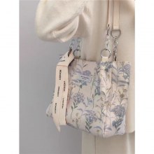 夏のキャンバスバッグ女性のための 2024 新しいファッション刺繍脇の下バッグ大容量ニッチ学生ショルダー通勤バッグ